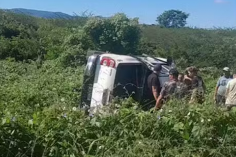 ADOLESCENTE DE 14 ANOS MORRE APÓS CAPOTAMENTO NA BR-405 A CAMINHO DOS JUVERNS