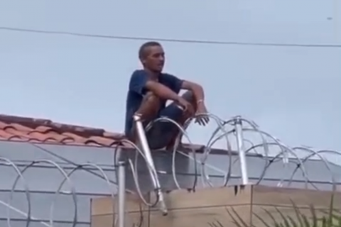 HOMEM ARMADO COM FACA INVADE TELHADO E MOBILIZA A POLÍCIA EM NOVA PARNAMIRIM