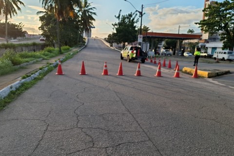 Trecho da Avenida do Contorno é interditado para reparo no pavimento em Natal